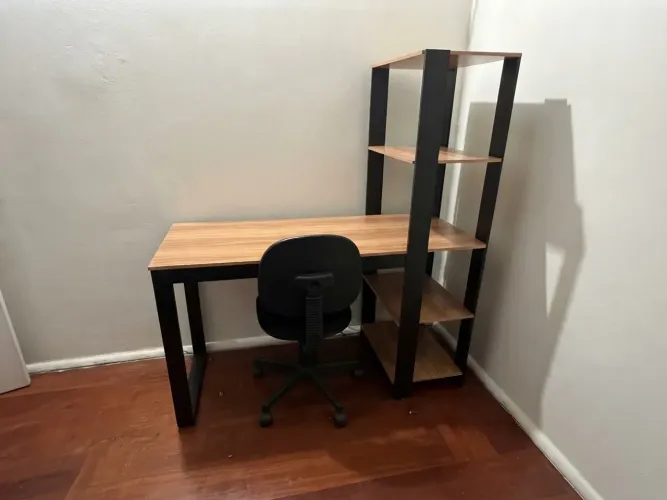 Vendo escrivaninha e cadeira