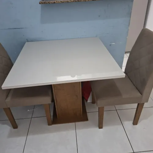 Mesa com 4 cadeiras 