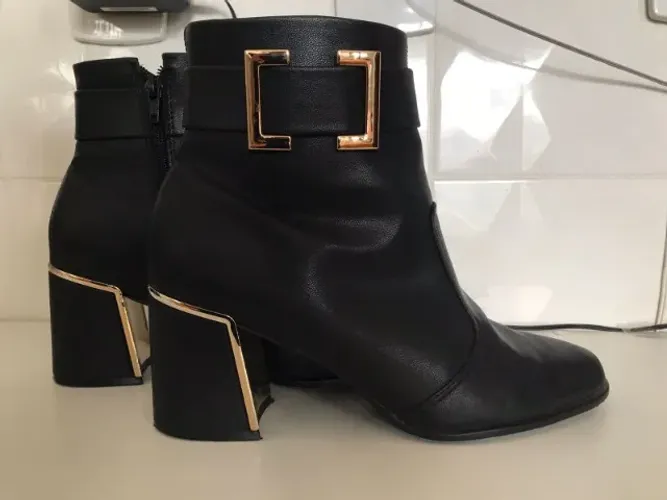Bota Constance Bico Arredondado - Preta (Com Detalhe)