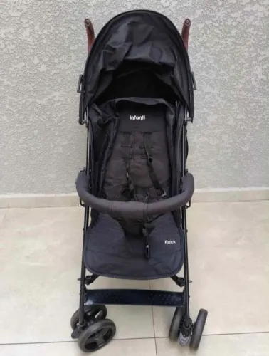 Carrinho de bebê guarda chuva Infanti rock Black.