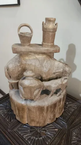 Escultura em madeira - cena de ordenha, artesanato brasileiro entalhado à mão