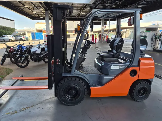 EMPILHADEIRA MARCA TOYOTA ANO 2020