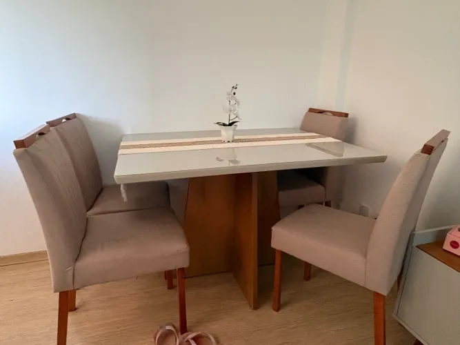Mesa com 4 cadeiras 