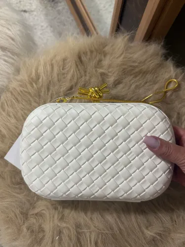 Bolsa branca com detalhe dourado 