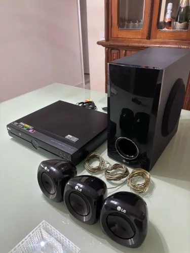 HOME THEATER LG HT305SU 5.1 - 300W RMS - DVD / USB / HDMI