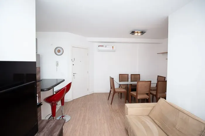 APARTAMENTO EM CONDOMÍNIO CLUBE NO JUVEVÊ PARA LOCAÇÃO, 2 QUARTOS COM GARAGEM E SUÍTE