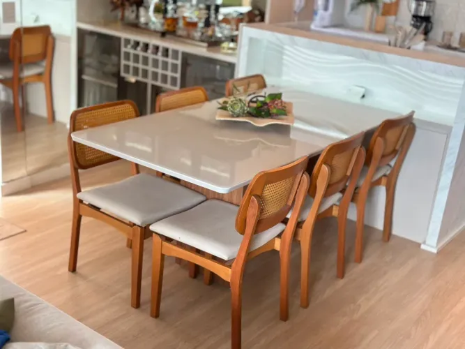 Mesa nova de madeira