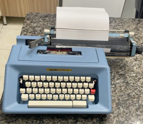 Máquina de Escrever Portátil Olivetti Studio 46 - Relíquia Vintage