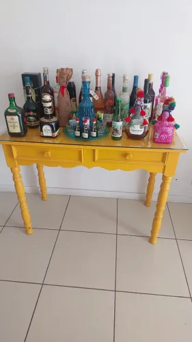 Aparador/escrivaninha em madeira de lei amarelo com tampo de virdro