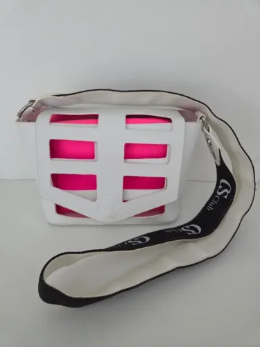 Bolsa tiracolo branca da marca CS Club com detalhes em rosa choque e alça larga 