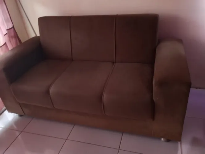 Sofá dois lugares com almofadas