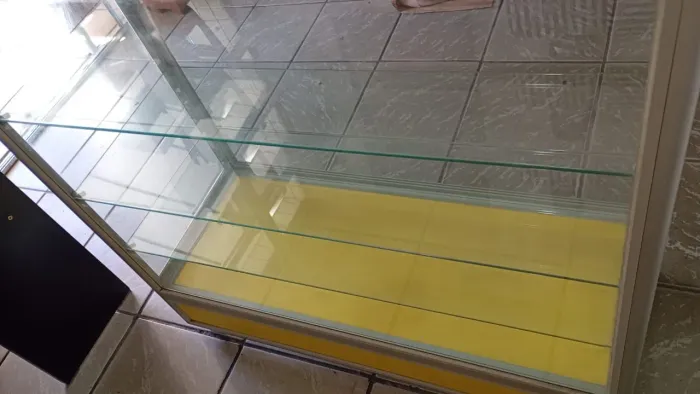 Balcão expositor em vidro e alumínio zerado sem detalhes