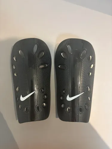 Caneleira Nike