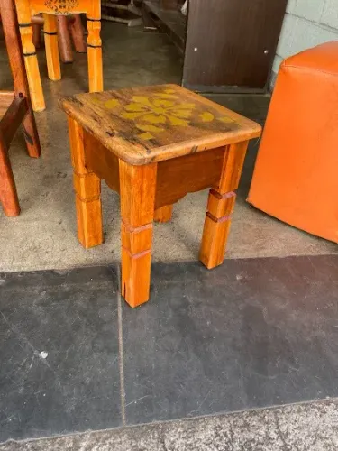 Mini banco em madeira maciça com desenho