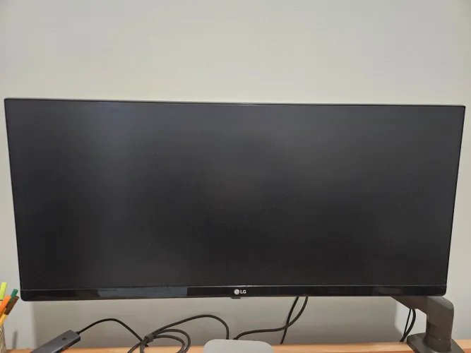 Monitor LG 29UM69G com braço articulado