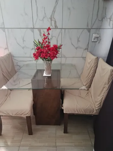 Mesa de vidro com base de madeira e 4 cadeiras