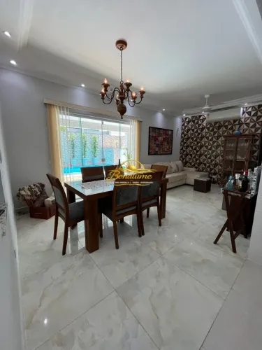 Casa á venda, isolada com piscina e solarium, 50m da praia- Praia Grande.