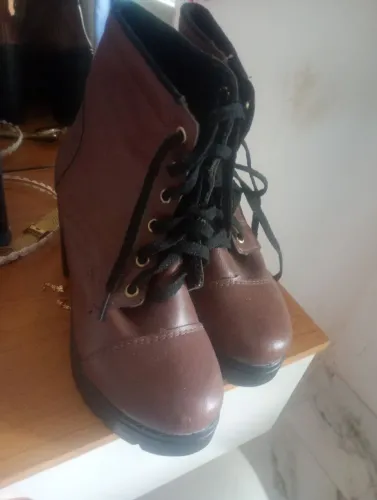 Bota semi nova 37