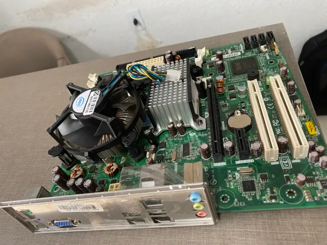 Placa mãe DDR2 com processador básico