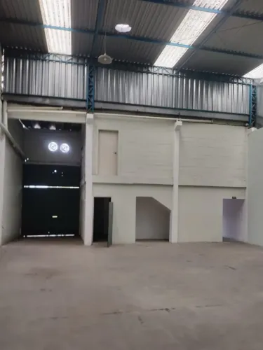 ALUGO GALPÂO COM 360 M² - BAIRRO SANTA MONICA