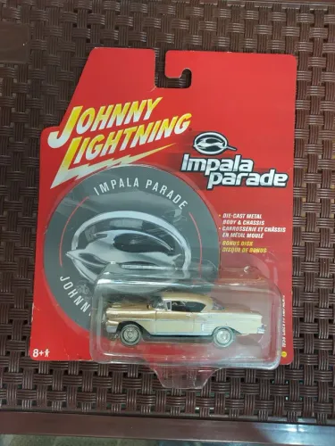 2 Miniaturas 1:64 Johnny lightning Impala Parade