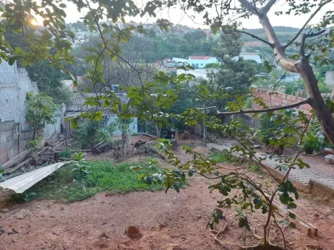 Casa a venda de 3 quartos em lote de 360 m² no Bairro General Carneiro em Sabará MG