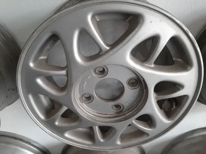 Roda aro 14 modelo esportiva prata Nissan March 4x114 jogo