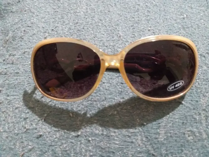 Vendo óculo UV400 feminino elegante.