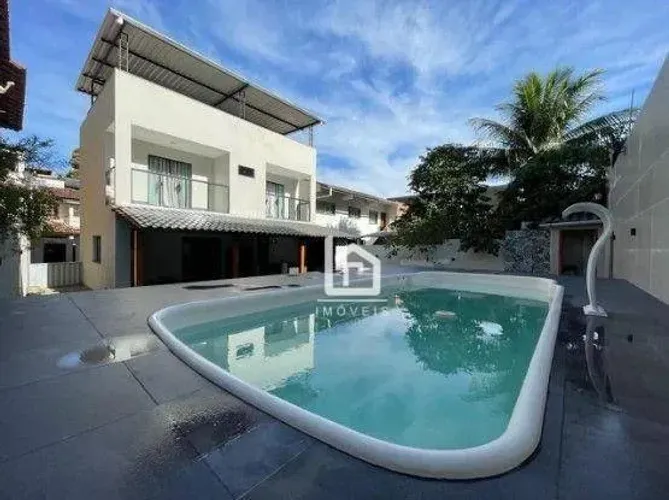 Elegante e espetacular, casa duplex de 3 quartos sendo 1 suíte! Fino acabamento, com pisci