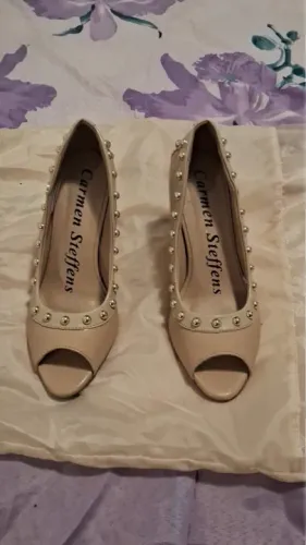 Pepe Toe Carmen Steffens bege com detalhes em dourado
