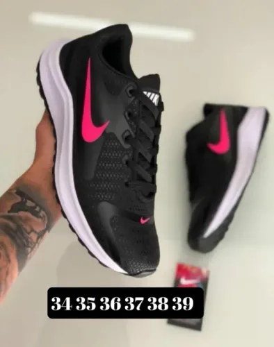 Tênis Nike Feminino Preto com Detalhe Rosa
