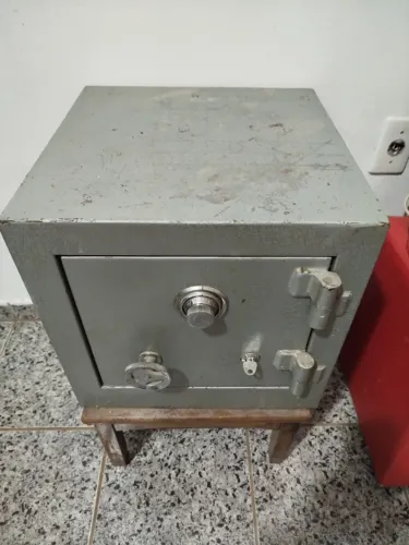 Cofre com Trava e Chave, Altura 39cm, Largura 40cm, Comprimento 40cm, Perguntas (19) 99832