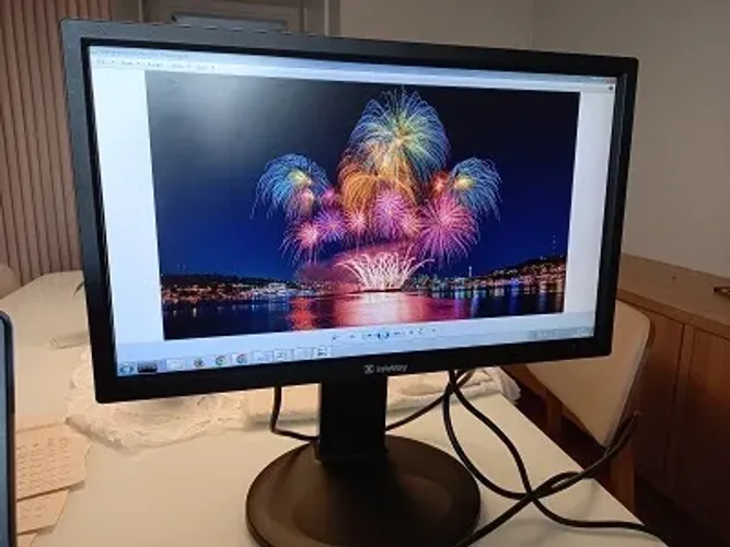 Monitor Itautec 20 Polegadas com ajuste de altura e posição