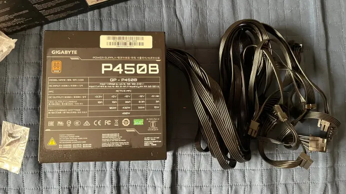 Fonte de alimentação Gigabyte 450w P450B 80 plus bronze