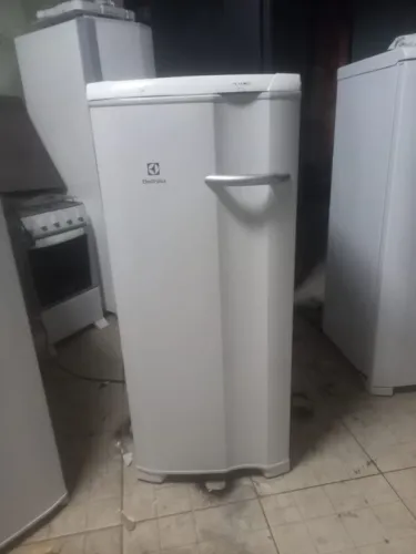 Freezer Electrolux semi nova