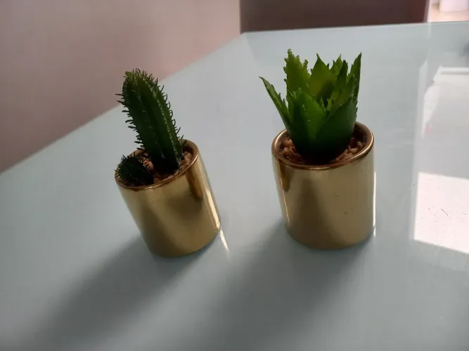Mini Vasos Decorativos Dourados com Plantas Artificiais