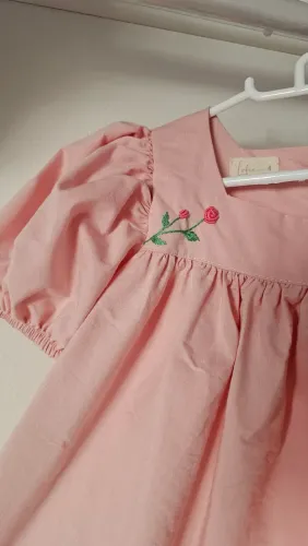 Vestido festa rosa com bordado e manga princesa