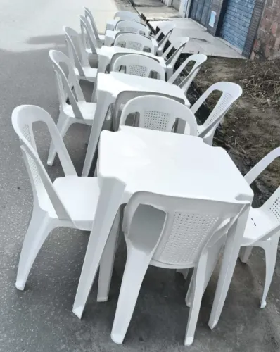 Conjunto de mesa e cadeiras de plástico