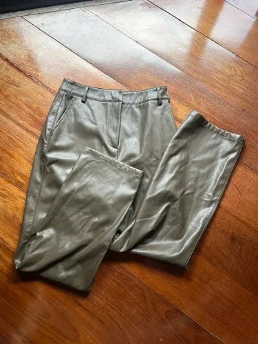 Calça de couro sintético marrom