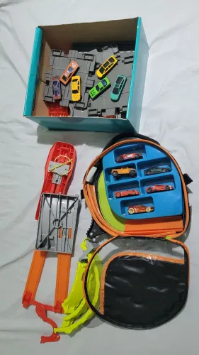 Kit 3 conjuntos de pista, estacionamento, e bolsa com carrinhos.