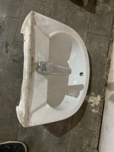 Pia de banheiro com coluna