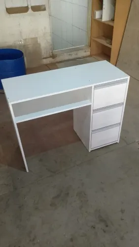 Mesa de Escritório Branca com Gavetas