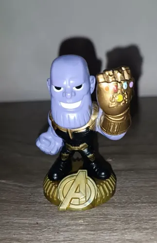 Boneco Thanos com Manopla do Infinito - Marvel