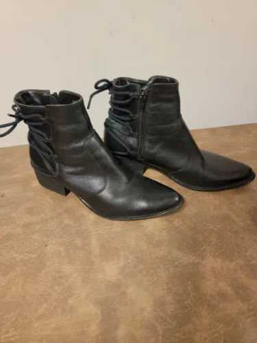 Botas Femininas de Couro Preto 35