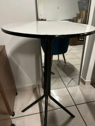 Mesa bistro nova com detalhes mostruario