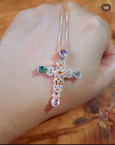 Colar banhado a ouro 18k com pingente de cruz cravejada 