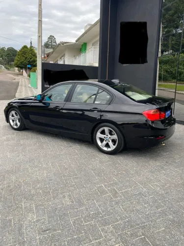 BMW 320i ano 2013 com interior caramelo 