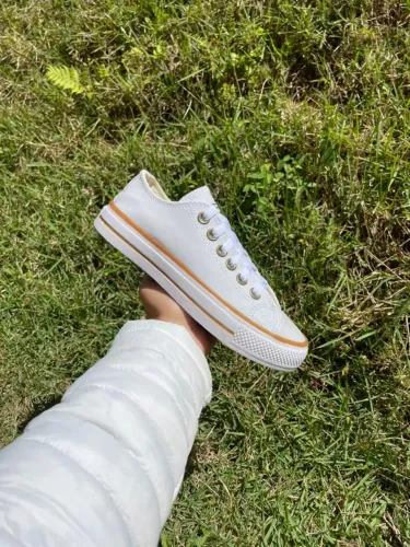 Tênis feminino casual claro