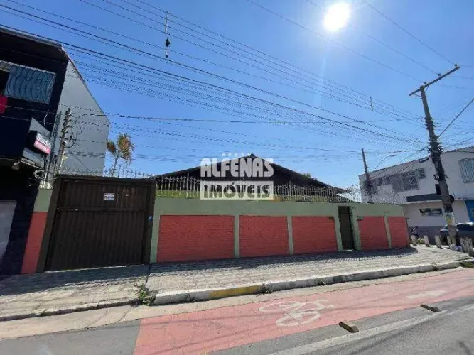 Excelente Casa comercial com 3 quartos 1 suíte.