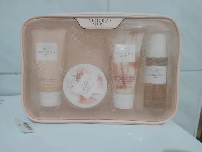 Kit Ritual de Beleza Coconut Milk & Rose Calm da Victoria's Secret. 